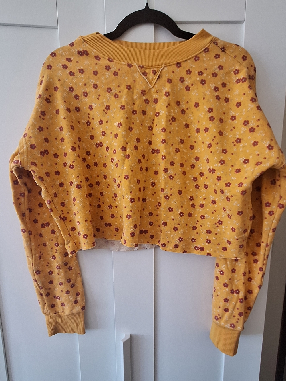 Floral long sleeved cropped Colsie sweater